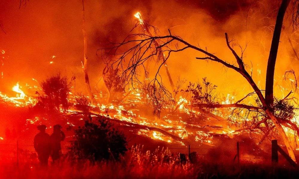 Δύο άνθρωποι σκοτώθηκαν και περισσότερα από 150 σπίτια καταστράφηκαν σε πυρκαγιά στην Ινδονησία